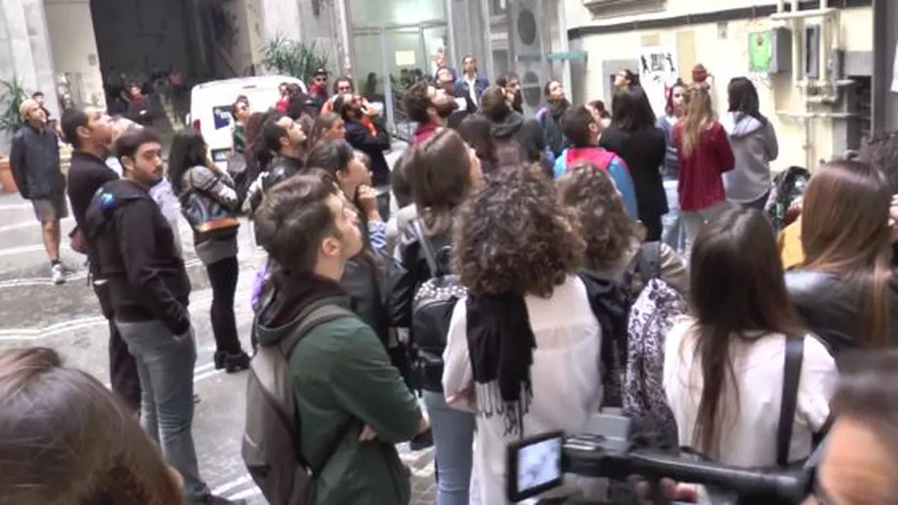 Omagiere emoționantă: Peste 100 de tineri, studenți ai Universității din Italia, au păstrat un moment de tăcere pentru Tullia Ciotola. Tânăra a murit în incendiul din Colectiv (VIDEO)