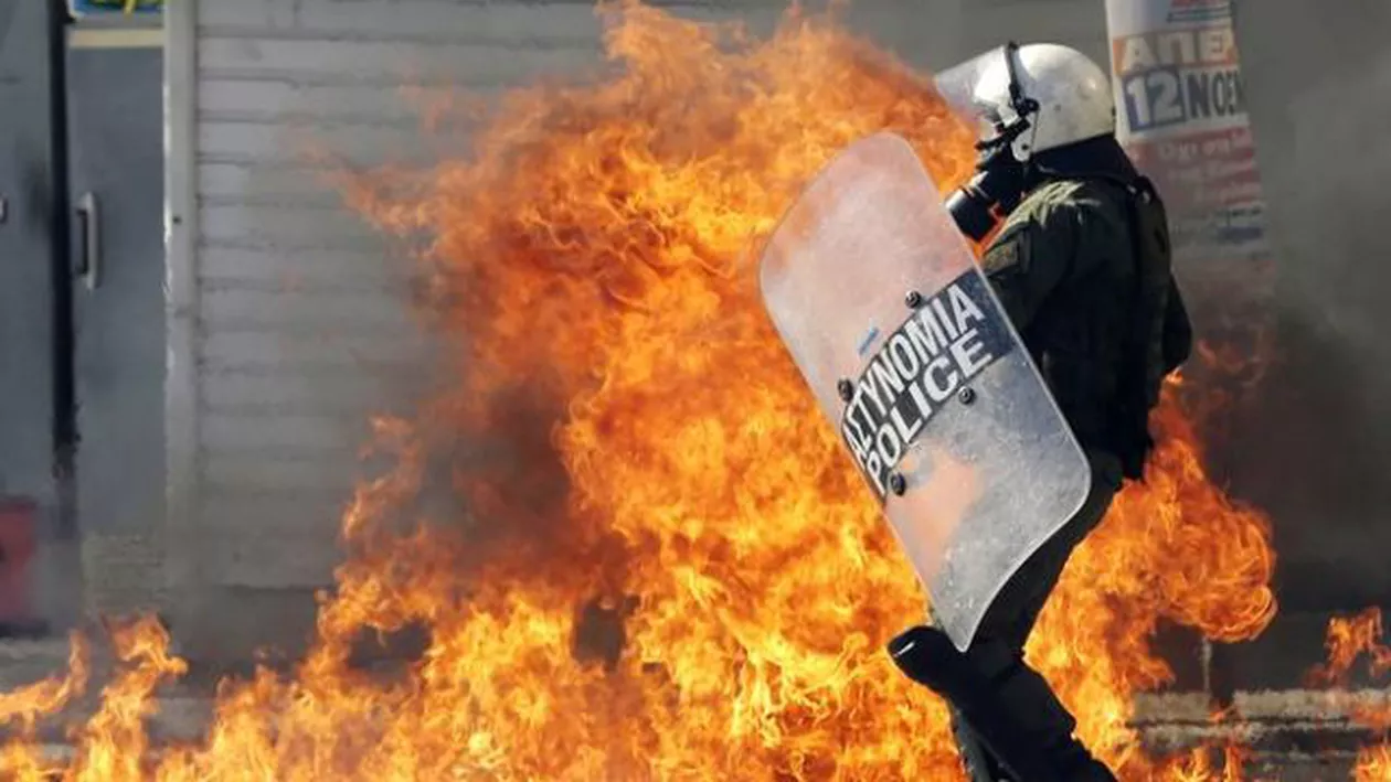 Proteste violente în Grecia împotriva guvernării Syriza. Poliția a încercat să disperseze protestatarii folosind gaze lacrimogene și grenade asurzitoare