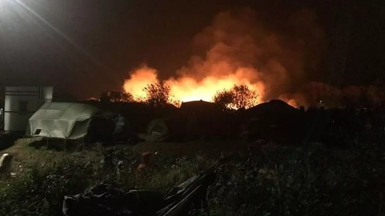 O tabără de refugiaţi din Calais a fost incendiată imediat după atacurile teroriste din Paris