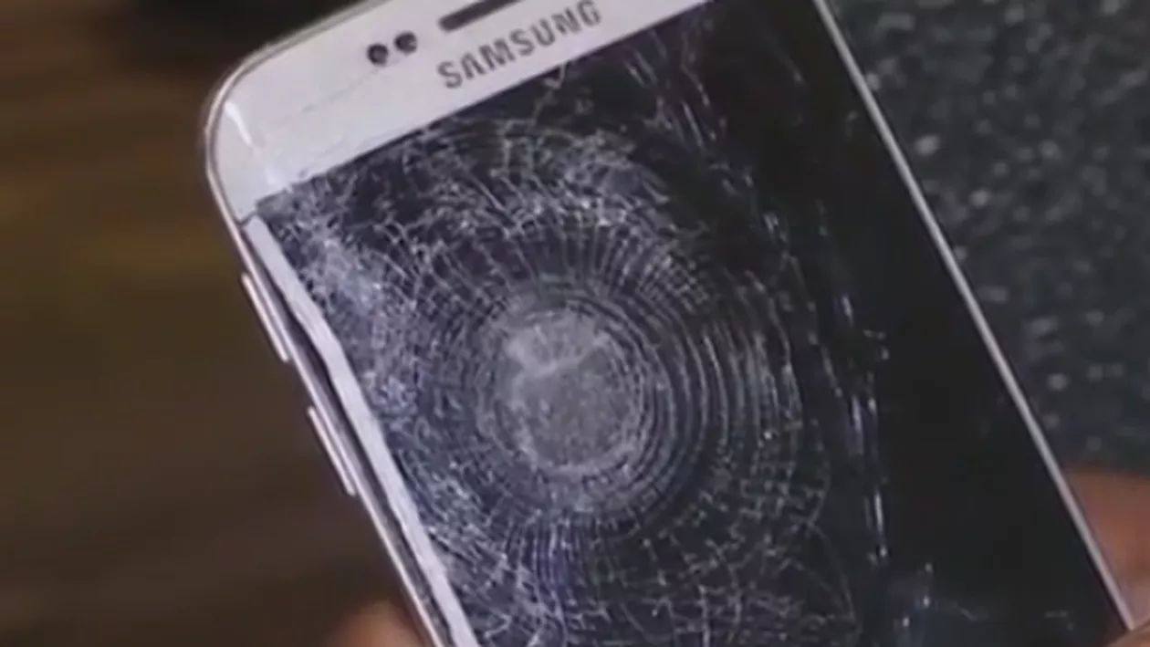 Smartphone-ul i-a salvat viața! Un tânăr povestește cum a supraviețuit miraculos în urma atacurilor de la Paris