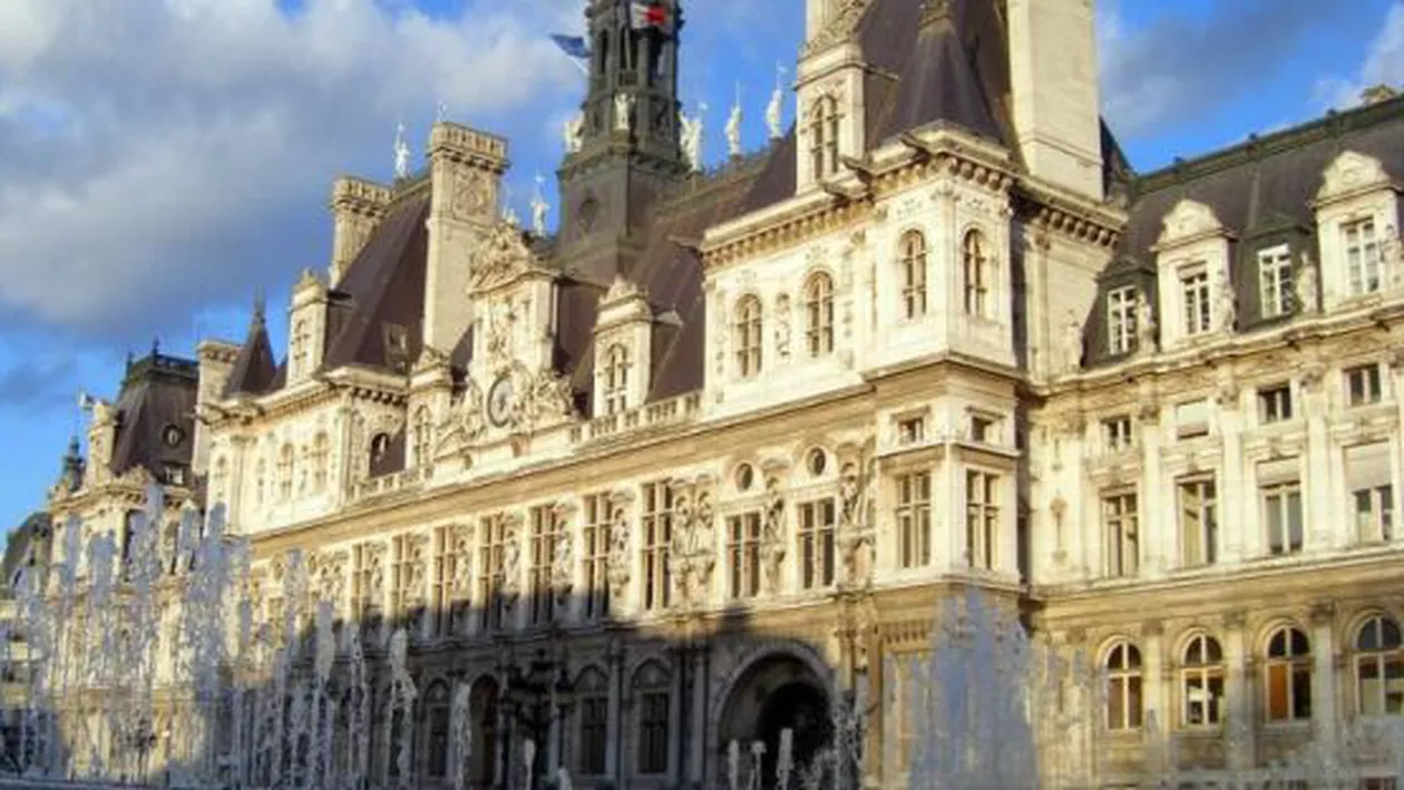 Atacurile teroriste de la Paris: Școlile, muzeele, bibliotecile, sălile de gimnastică, piscinele și piețele alimentare vor rămâne toate închise