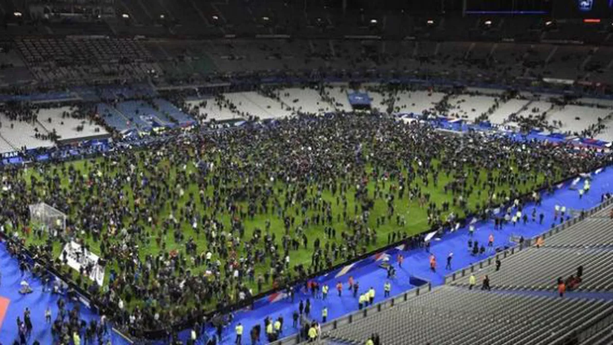 Un pașaport sirian și unul egiptean au fost găsite printre corpurile atacatorilor care s-au aruncat în aer în apropiere de Stade de France: Atacatorul cu paşaport sirian venise în Europa în octombrie, cu valul de imigranţi