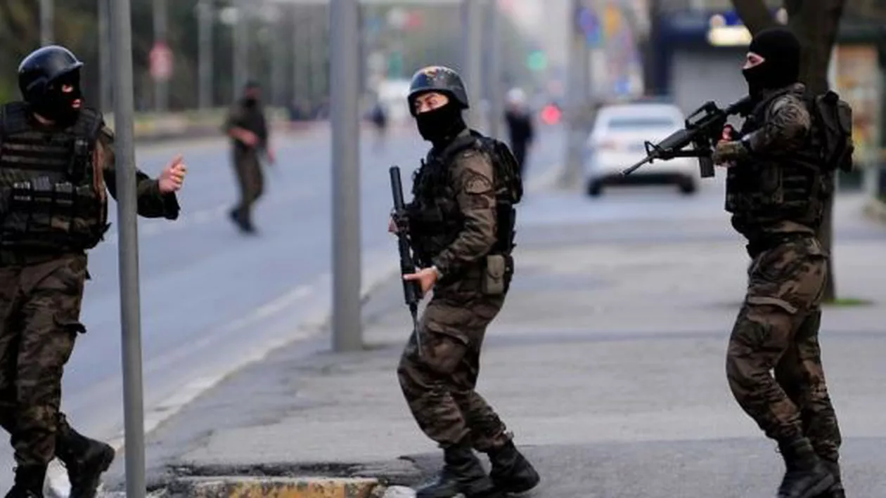 Turcia: Un militant al grupării Statul Islamic s-a aruncat în aer în timpul unui raid al poliției antiteroriste. Patru polițiști au fost răniți
