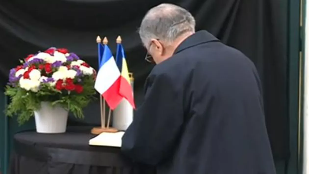 Ion Iliescu a semnat cartea de condoleanțe de la Ambasada Franței: Atacurile teroriste exprimă primitivism în gândirea unora. Trebuie să apreciem solidaritatea care a fost generată de acest atac (VIDEO)