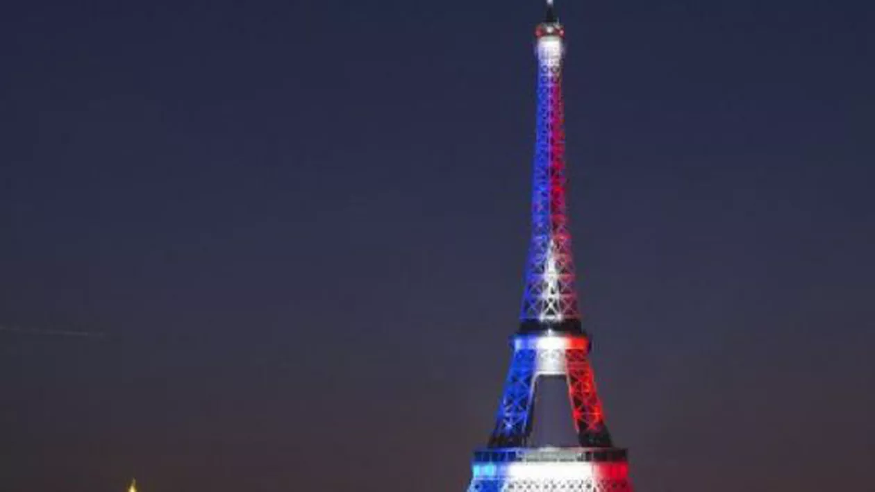 Turnul Eiffel a fost redeschis publicului și iluminat în drapelul Franței