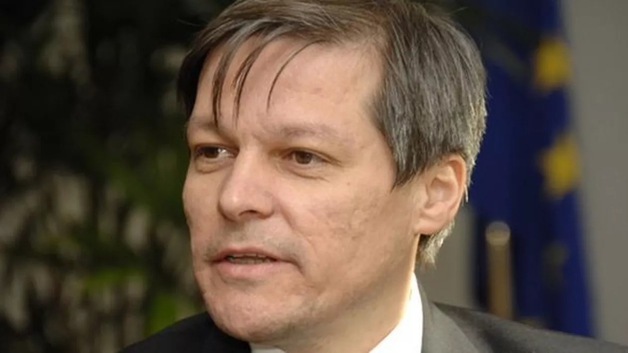 Șoferul lui Dacian Ciolos nu stă în coloană la semafor: Și-a croit drum pe linia de tramvai lăsându-i în urmă pe șoferii de rând (FOTO)