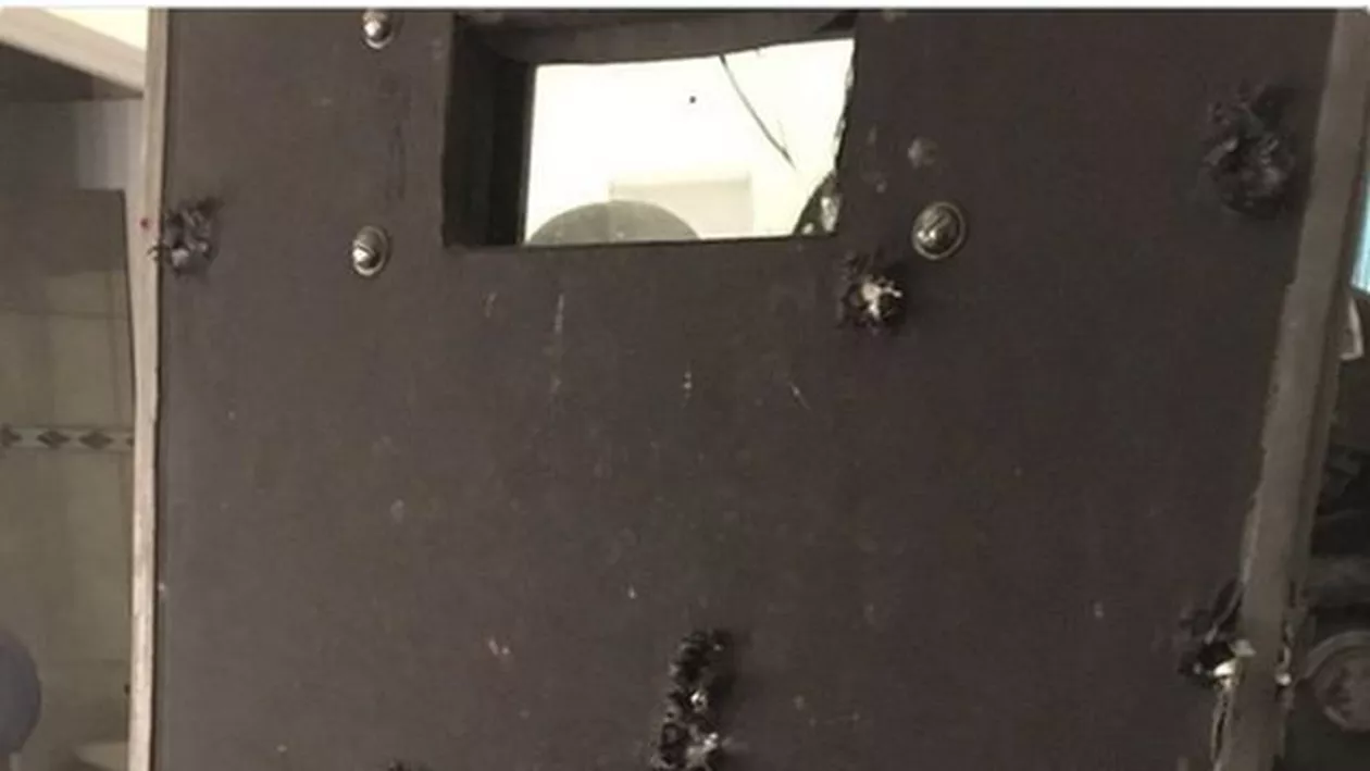 Scutul folosit de forțele speciale franceze în intervenția din Teatrul Bataclan, ciuruit de gloanțele armelor teroriștilor (FOTO)