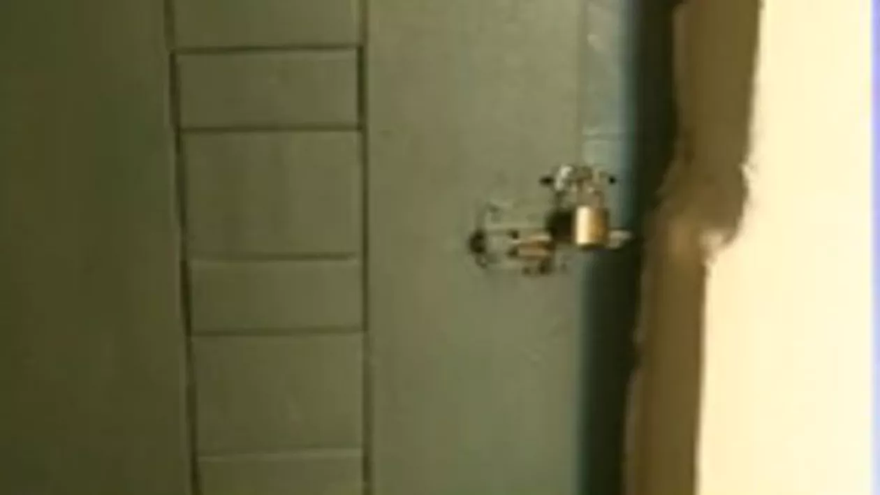 "Ginerele mă ia în spinare. Lumea se uită ca la circ": Locatarii unui bloc din Bârlad care are liftul stricat de 25 de ani sunt prizonieri în casă