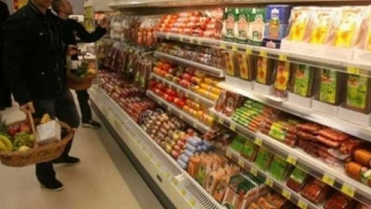 Proiect votat de Senat: Supermarketurile care nu vor dona alimentele aproape expirate riscă amenzi de 15.000 lei