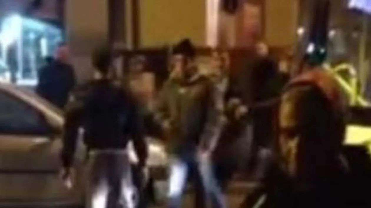 Accident între un autobuz și un autoturism, în Pitești: Un călător a sărit să-l bată pe șoferul mașinii pentru că întârzia din cauza acestuia (VIDEO)