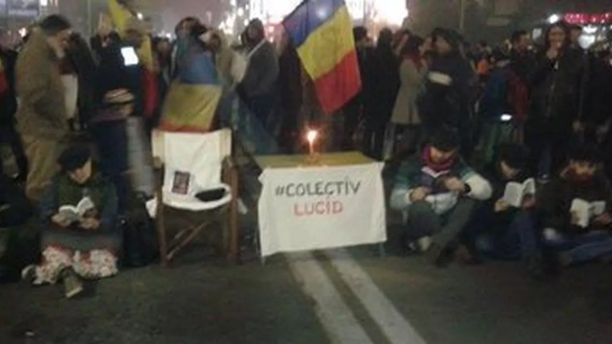 Aproximativ 350 de oameni au cântat în Piața Universității pentru victimele din clubul Colectiv