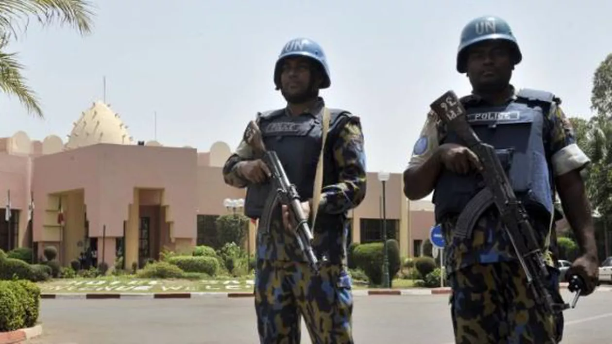 Atacul din Mali: Cel puțin trei teroriști sunt "căutați intens"