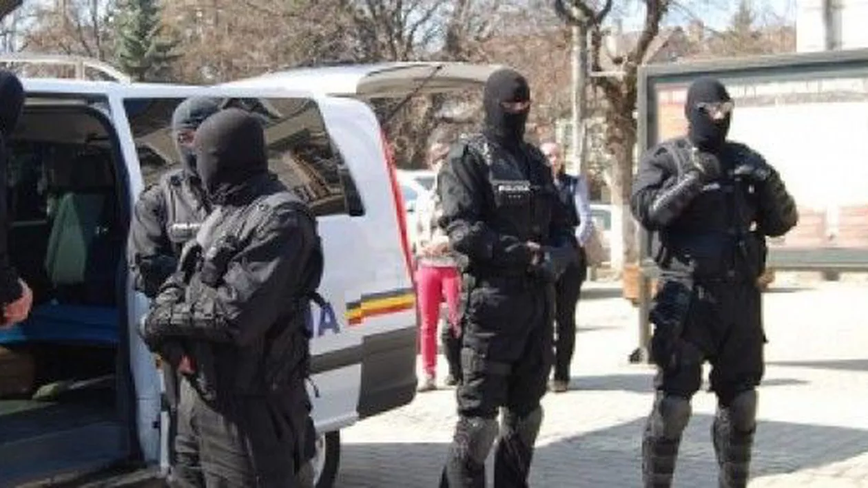 Un bărbat a fost reținut după ce a încercat să vândă o armă cu muniție letală