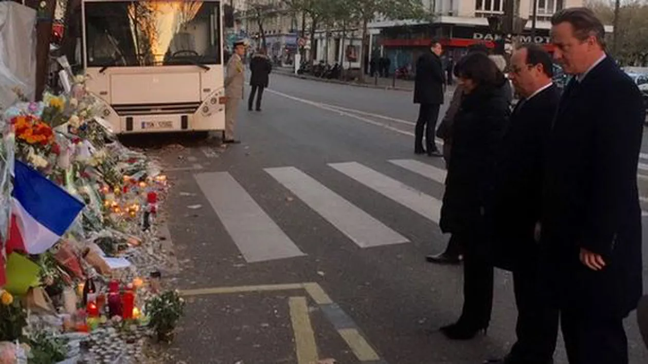Hollande şi Cameron au adus un omagiu victimelor de la Paris, în fața sediului Bataclan
