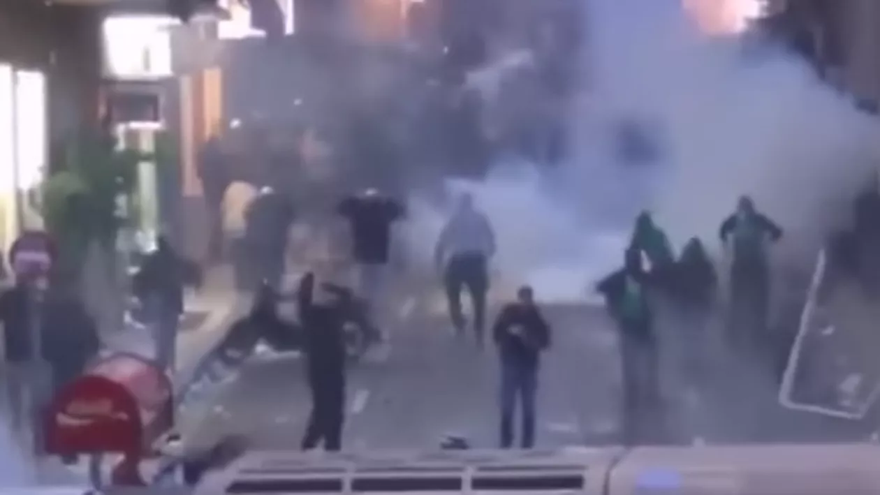 Grecia: 14 persoane, reținute după ce derby-ul campionatului de fotbal a fost anulat din cauza violențelor (VIDEO)