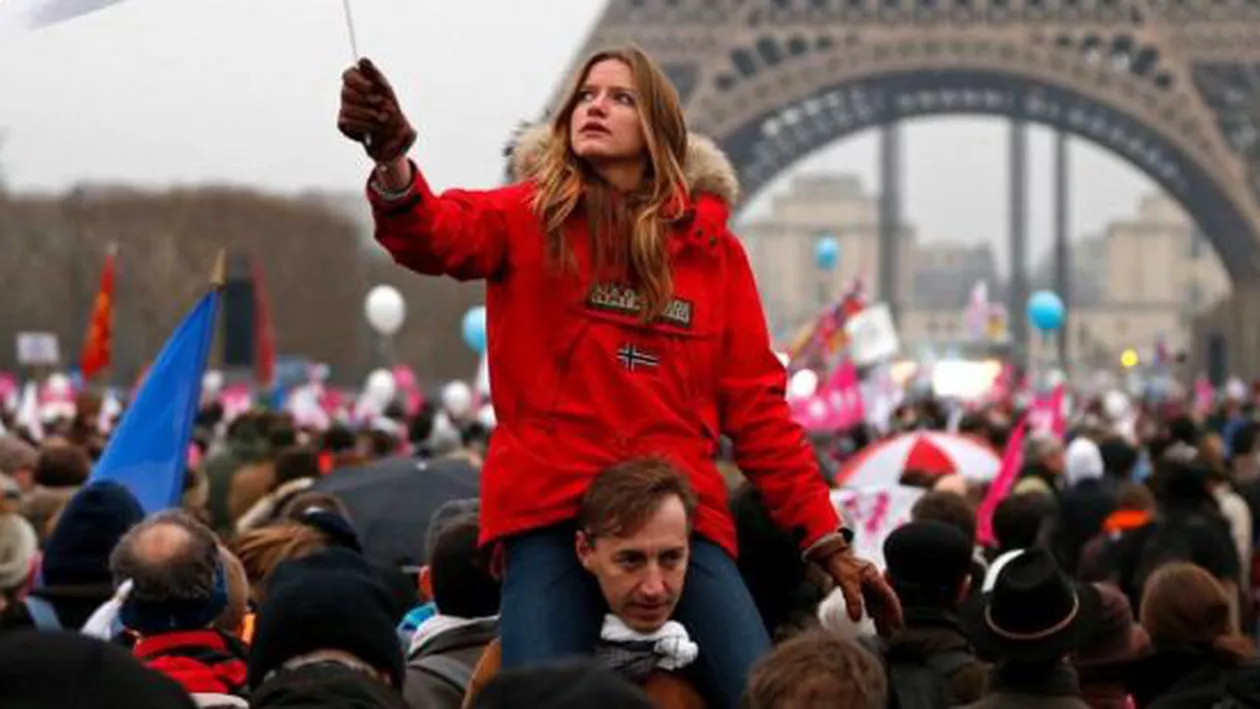 Manifestații în sprijinul refugiaților, la Paris: "Sunt mulţumit că tinerii nu se lasă în faţa stării de urgenţă"