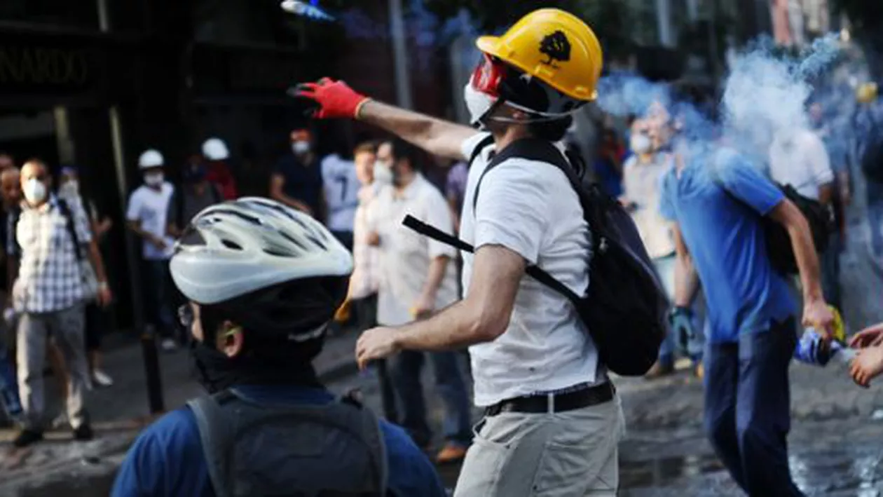 Rusia: Proteste în fața ambasadei Turiciei la Moscova. Manifestanții au aruncat cu pietre și ouă în clădirea misiunii diplomatice