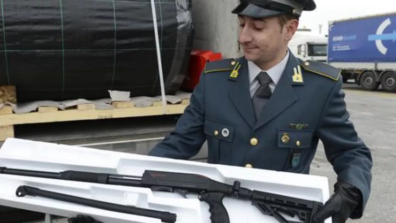 Italia: Poliţia vamală a portului Trieste a descoperit aproximativ 800 de arme semiautomate într-un camion