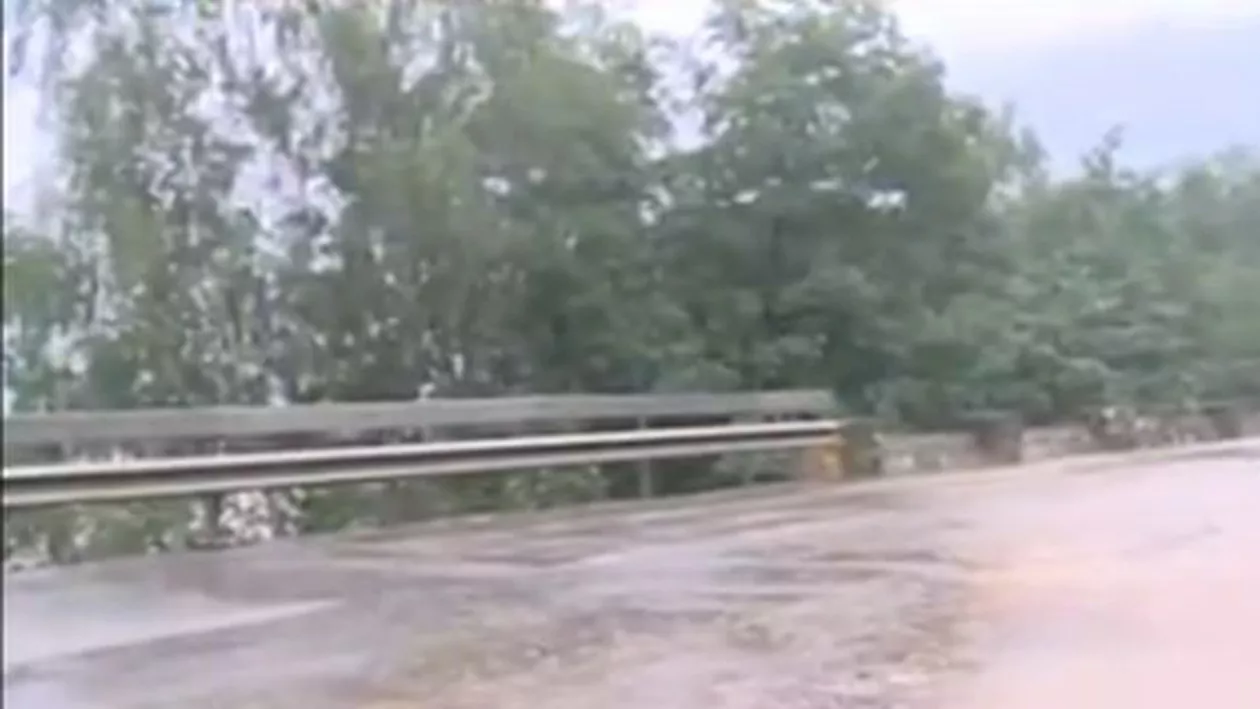 Trafic deviat din cauza ploilor în mai multe zone: Pe DN7 Piteşti - Sibiu, la kilometrul 177, circulaţia rutieră a fost deviată din cauza cedării terasamentului (VIDEO)