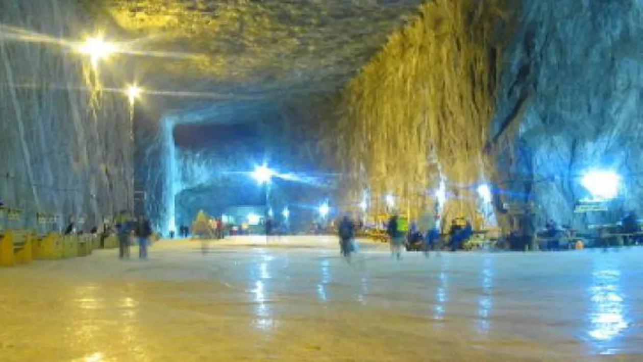 Zeci de miii de tone de sare pleacă din salina Praid către Compania Națională de Autostrăzi și Drumuri Naționale, folosită la deszăpezirea drumurilor