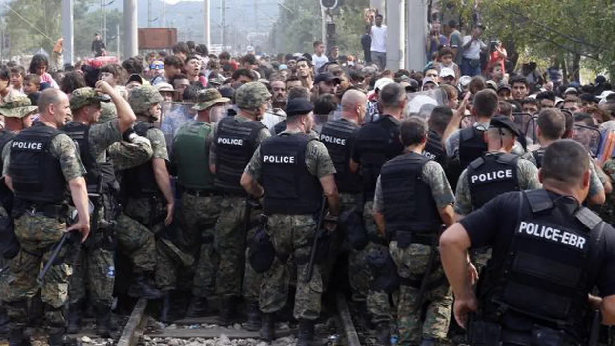 Confruntări între imigranți și polițiști la frontiera Macedoniei cu Grecia, unde s-a început construcția unui gard