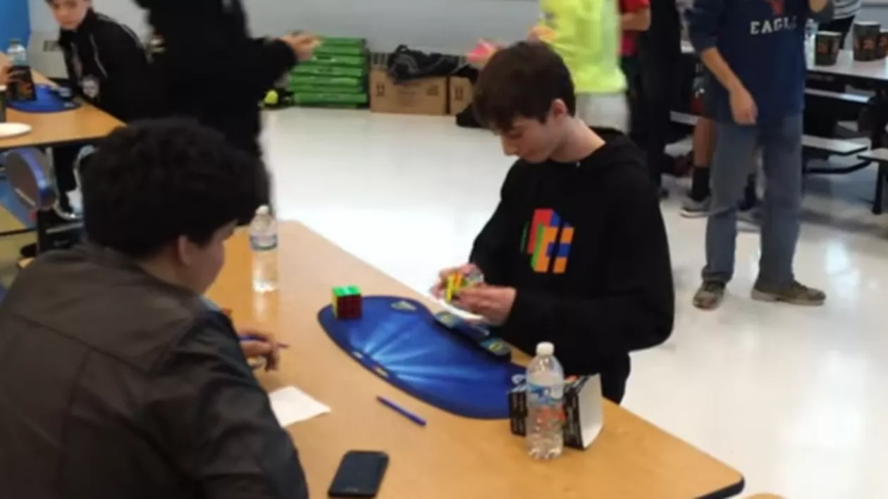 Record mondial: Un adolescent american a rezolvat un cub Rubik în mai puțin de cinci secunde (VIDEO)