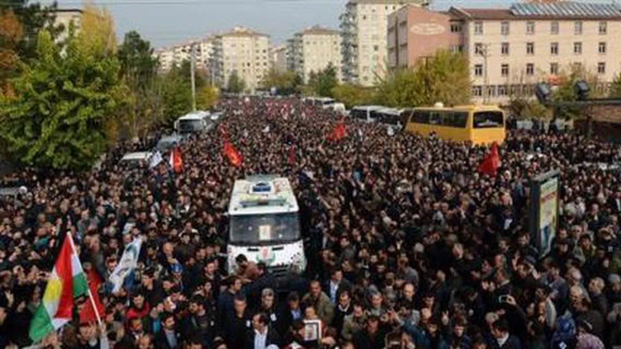 Turcia: Zeci de mii de persoane au participat la funeraliile avocatului kurd Tahir Elci, ucis sâmbătă