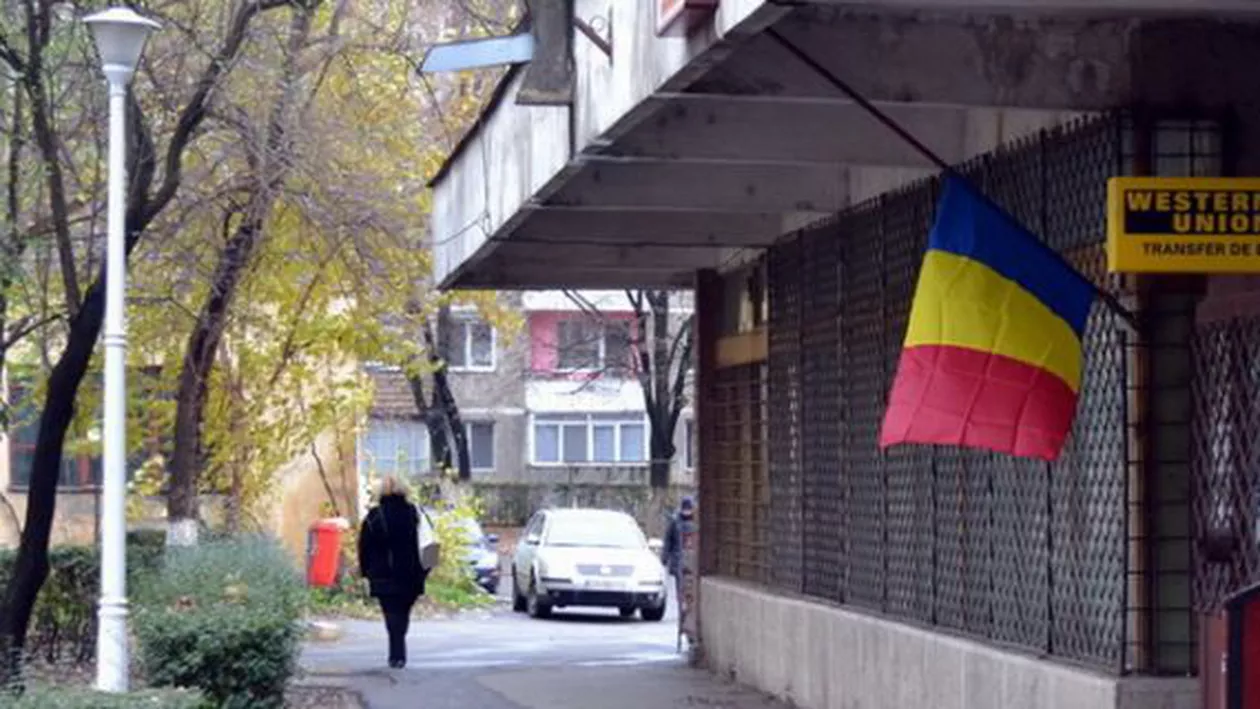 Gafe de Ziua Națională: Un oficiu poștal a arborat tricolorul cu stema comunistă (FOTO)