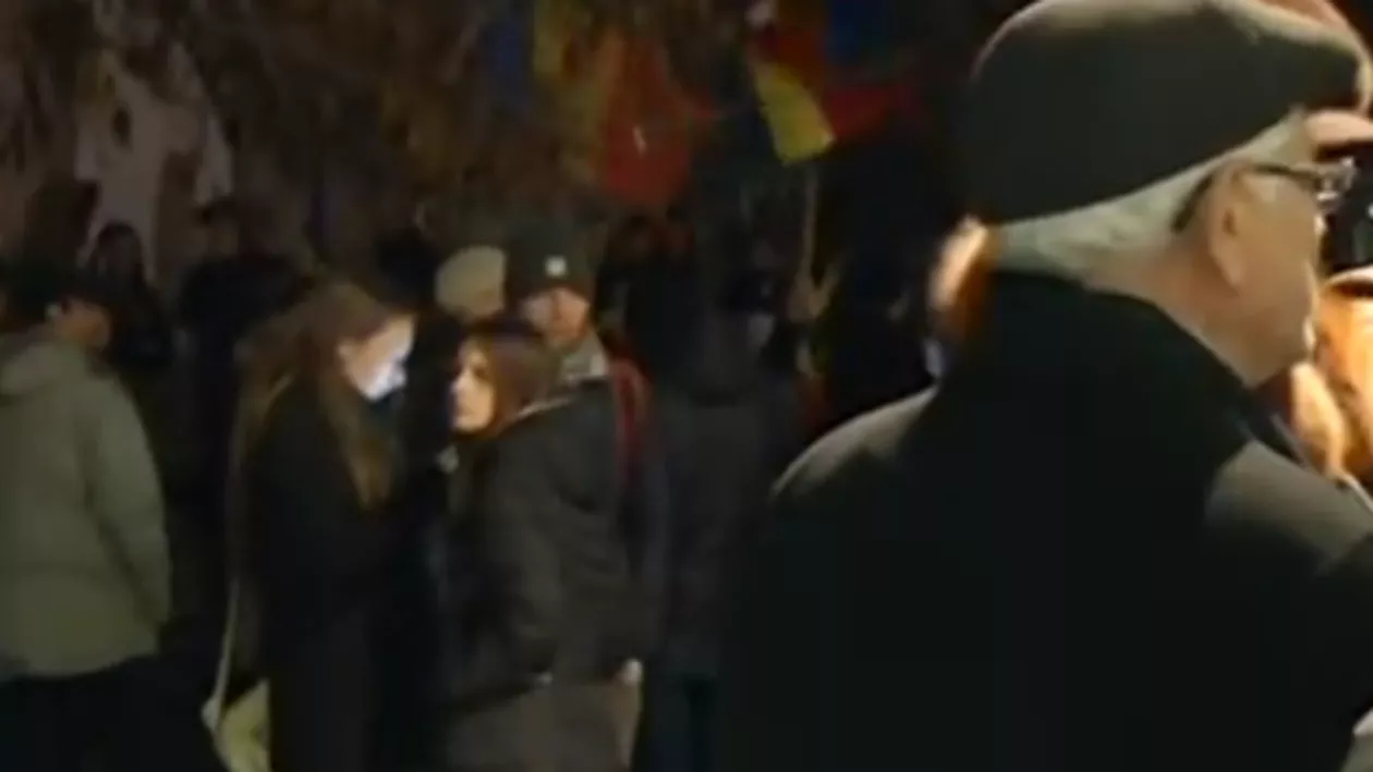 Protest de Ziua Națională în București. Oamenii s-au strâns în Piața Universității și au cerut schimbarea clasei politice (VIDEO)