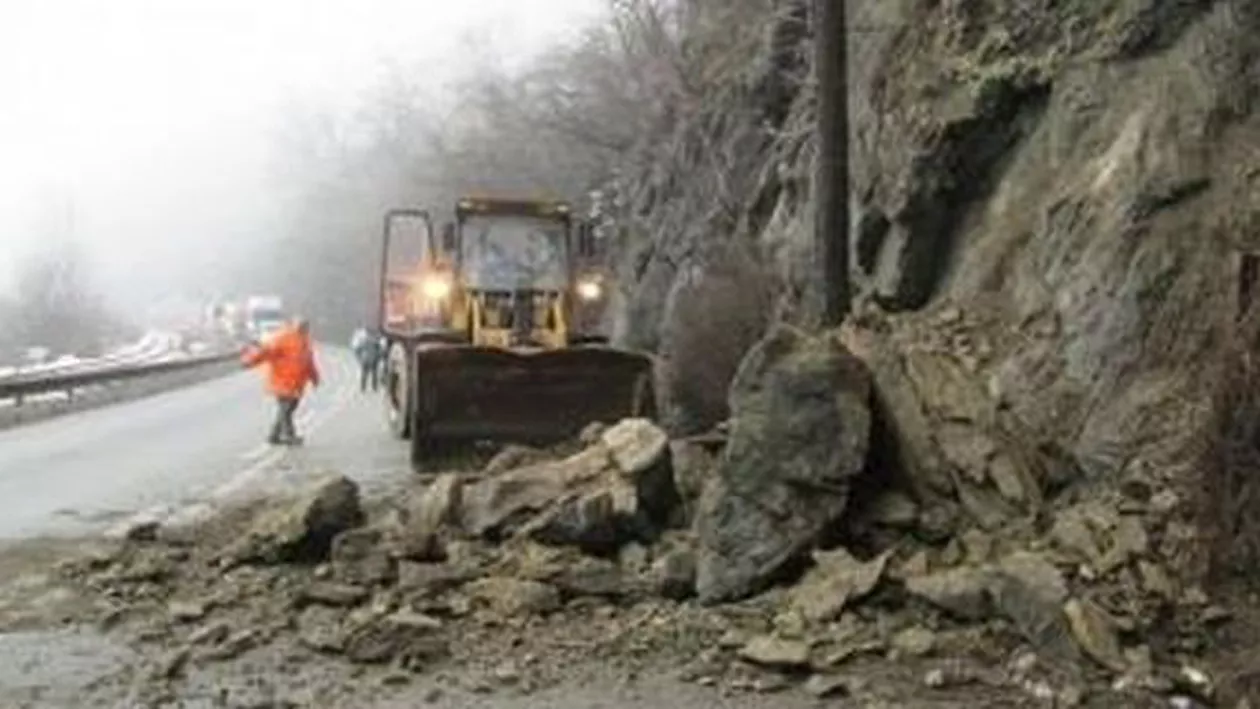 Valea Oltului, blocată din cauza căderilor de pietre, după ce o plasă s-a desprins de pe versanți