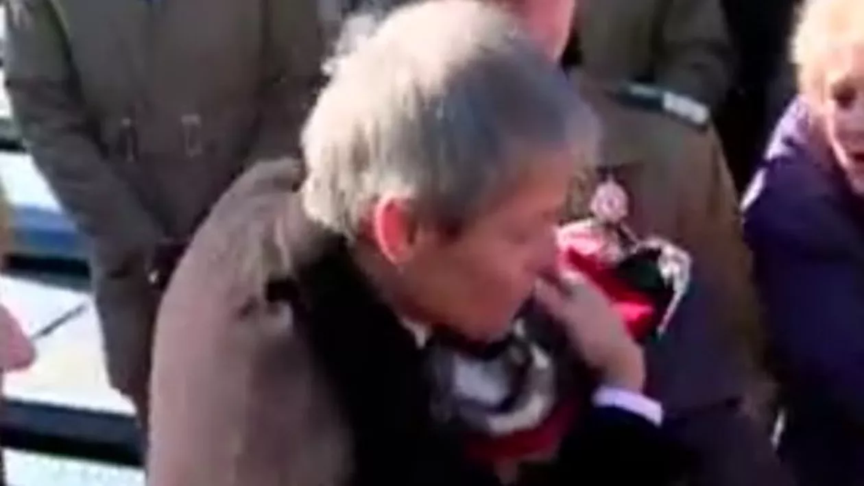 "Un gest sincer sau tehnocratul tocmai a devenit politician?": Dacian Cioloș a îmbrățișat copiii militarilor morți în Afganistan - „Să fii mândru de tatăl tău!” (VIDEO)