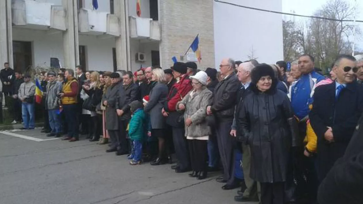 Arhiepiscopul Tomisului a captat atenția la parada militară de Ziua Națională, datorită mantiei vișinii pe care a purtat-o la eveniment (FOTO)