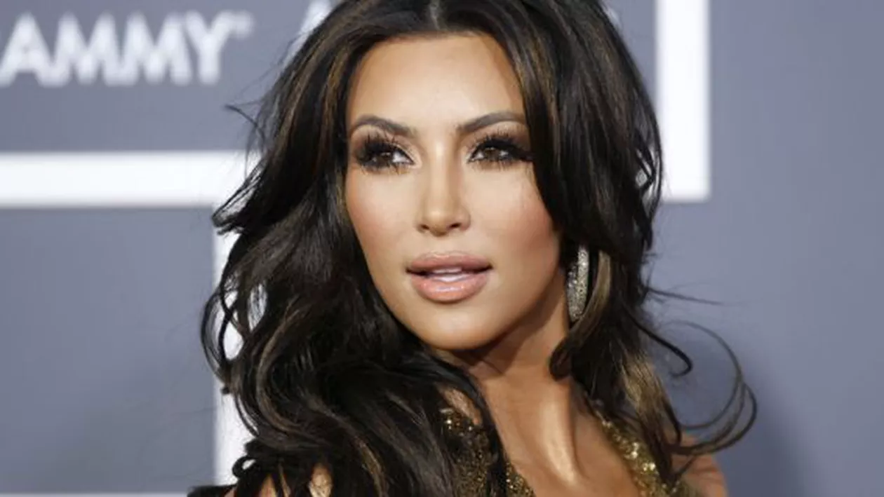 Încă un scandal pentru Kim Kardashian. Vedeta a fost prinsă după ce și-a modificat imaginile nud făcute în cadrul unei ședințe foto în deșert