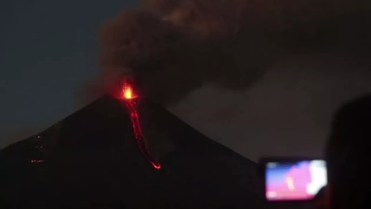 Nicaragua: Vulcanul Motomombo a erupt spectaculos după 110 ani. Acesta a aruncat lava la aproximativ 8.000 de metri înălțime (VIDEO)