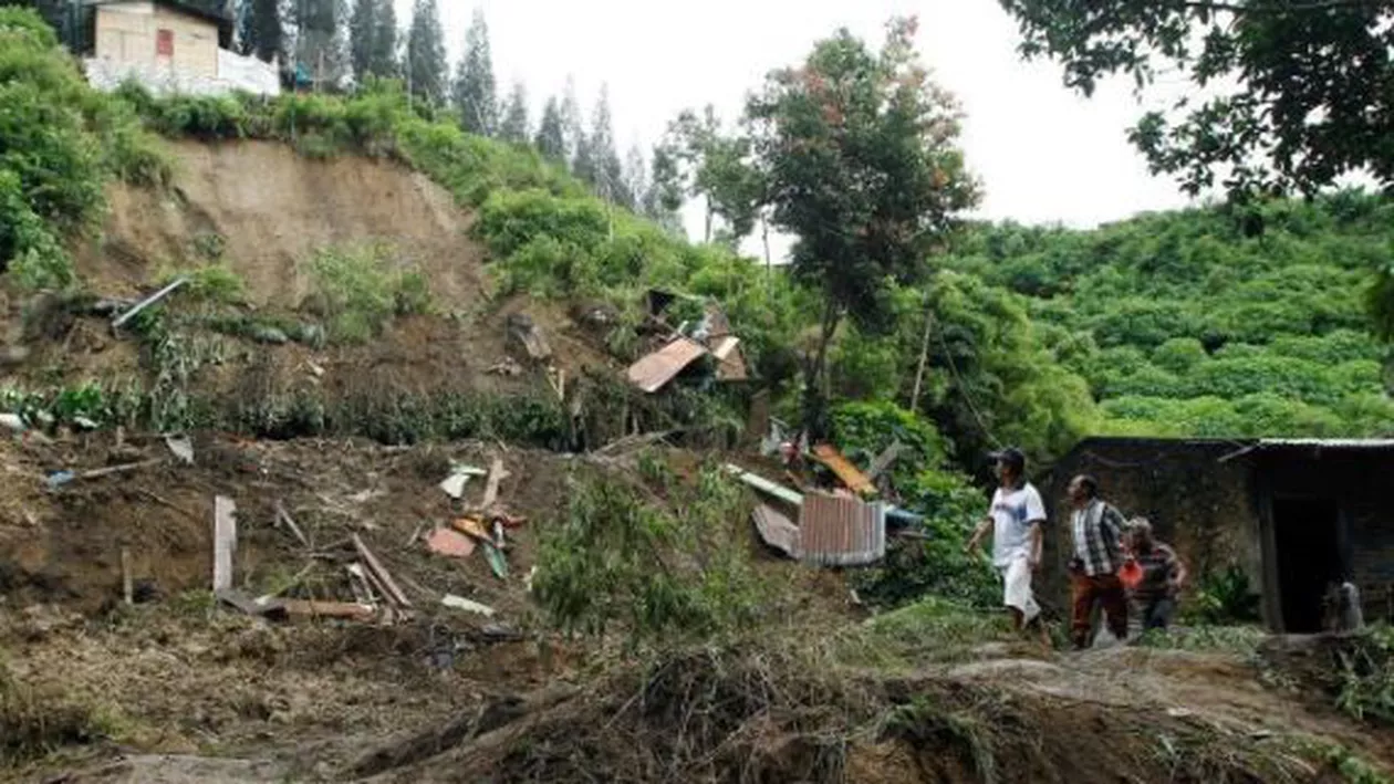 Insula Sumatra: 18 persoane au murit în urma unei alunecări de teren