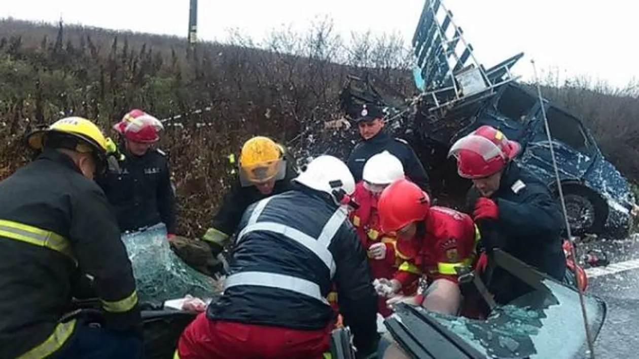 Accident grav în Arad: O persoană a murit și alte 5 au fost rănite. DN 7 este blocat