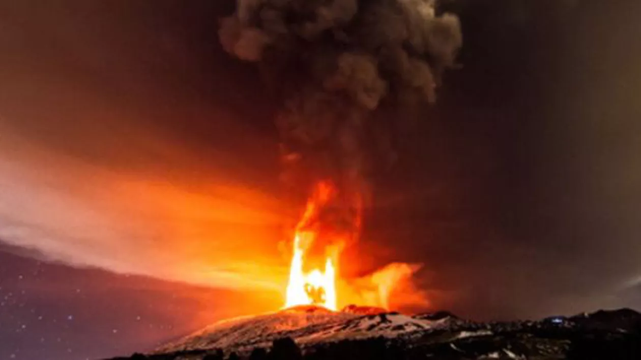Erupţie spectaculoasă a vulcanului Etna: Pe cerul Siciliei au apărut fulgere vulcanice (VIDEO)