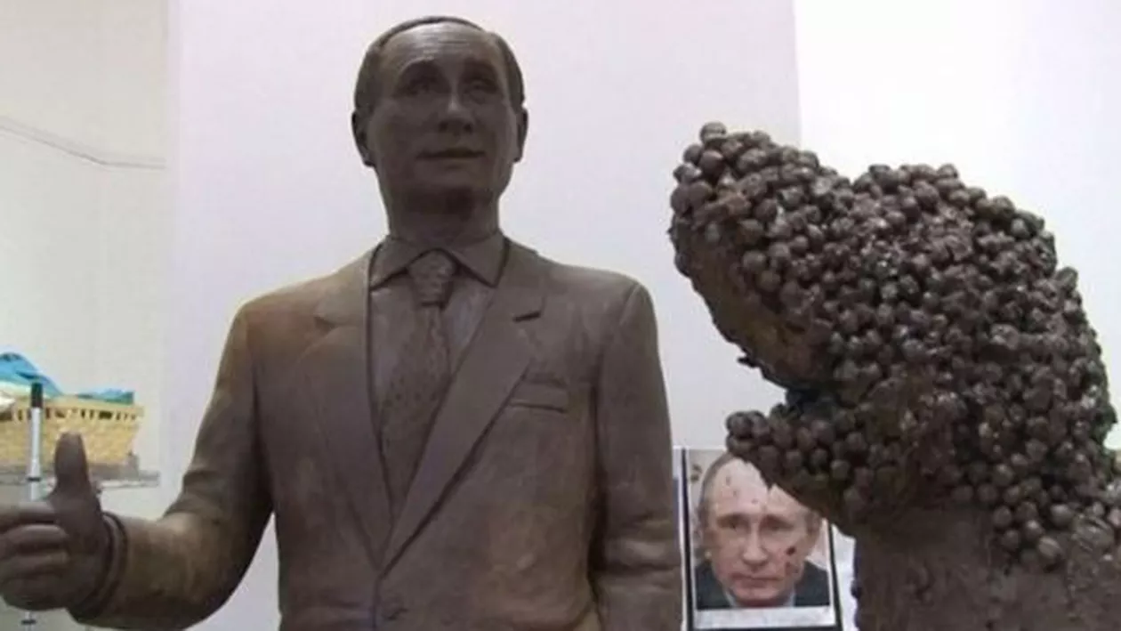 Rusia: Vladimir Putin va avea o statuie din ciocolată la o expoziție. Președitele rus este reprezentat alături câinele său