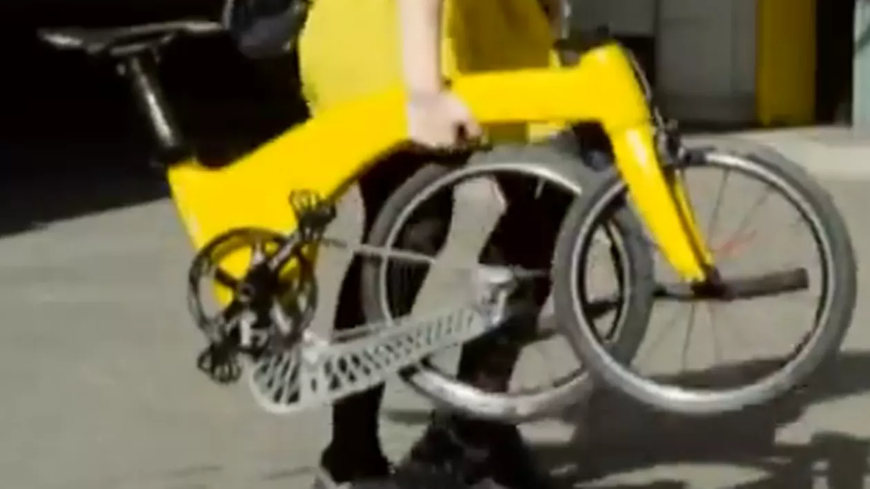 Londra: Doi români au făcut cea mai uşoară bicicletă pliabilă din lume (VIDEO)