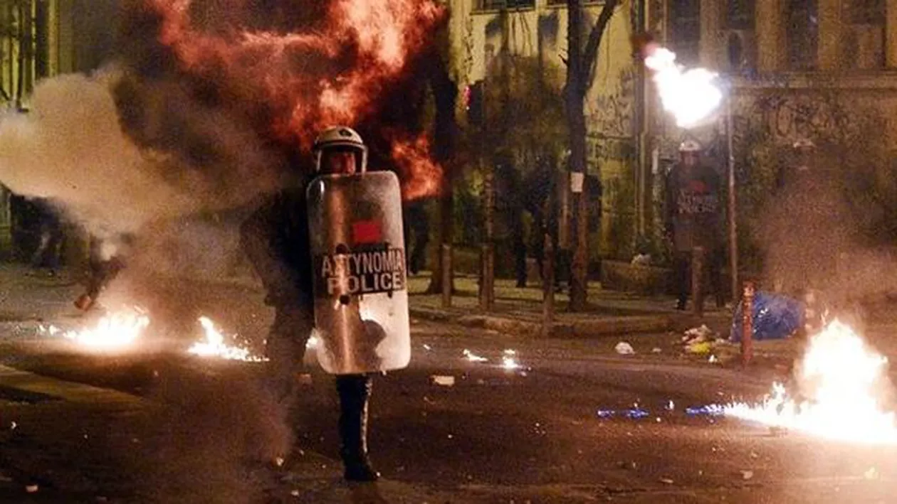 Comemorare violentă la Atena: Mii de oameni, care participau la un miting în memoria unui tânăr ucis de poliţie în 2008, s-au luat la bătaie cu forţele de ordine