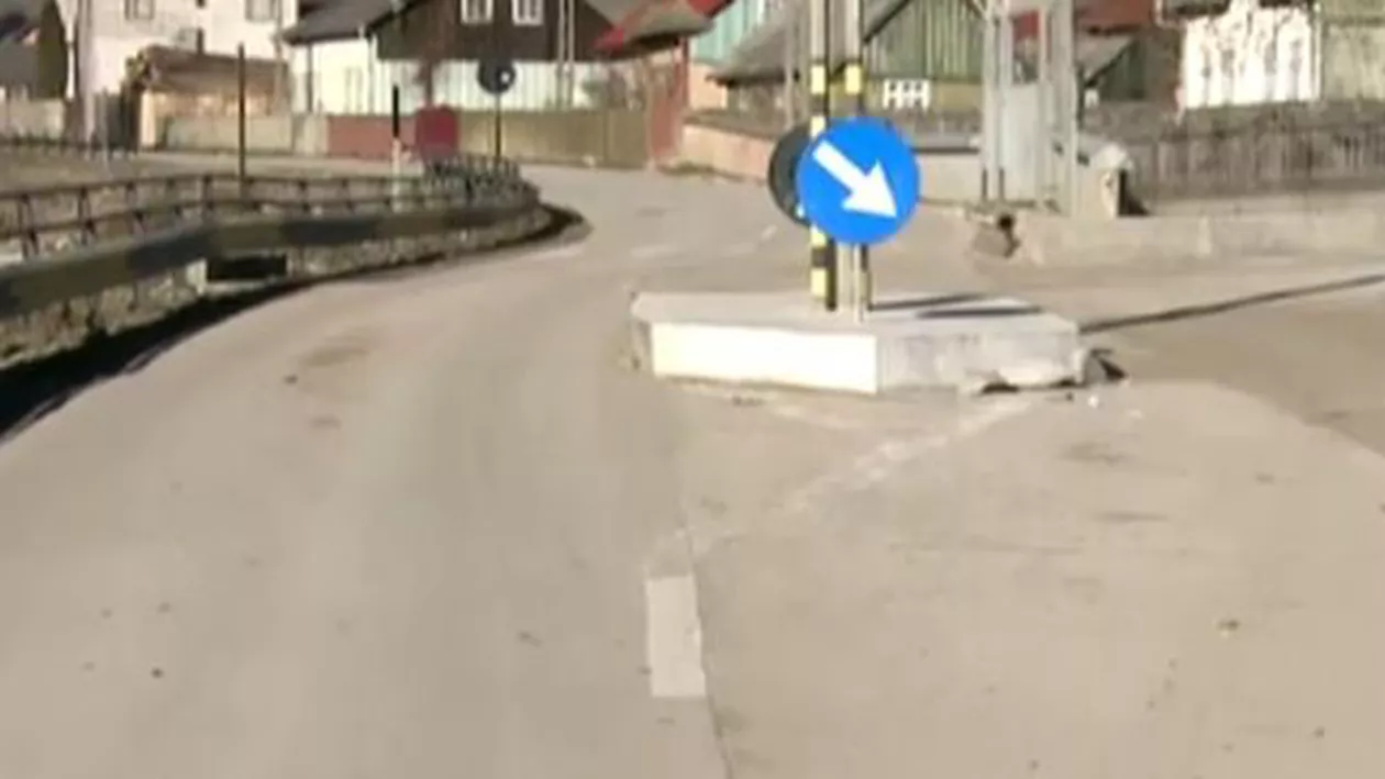 Sucevița: Un drum a fost construit în jurul unui stâlp pentru că mutarea lui era prea scumpă pentru primărie