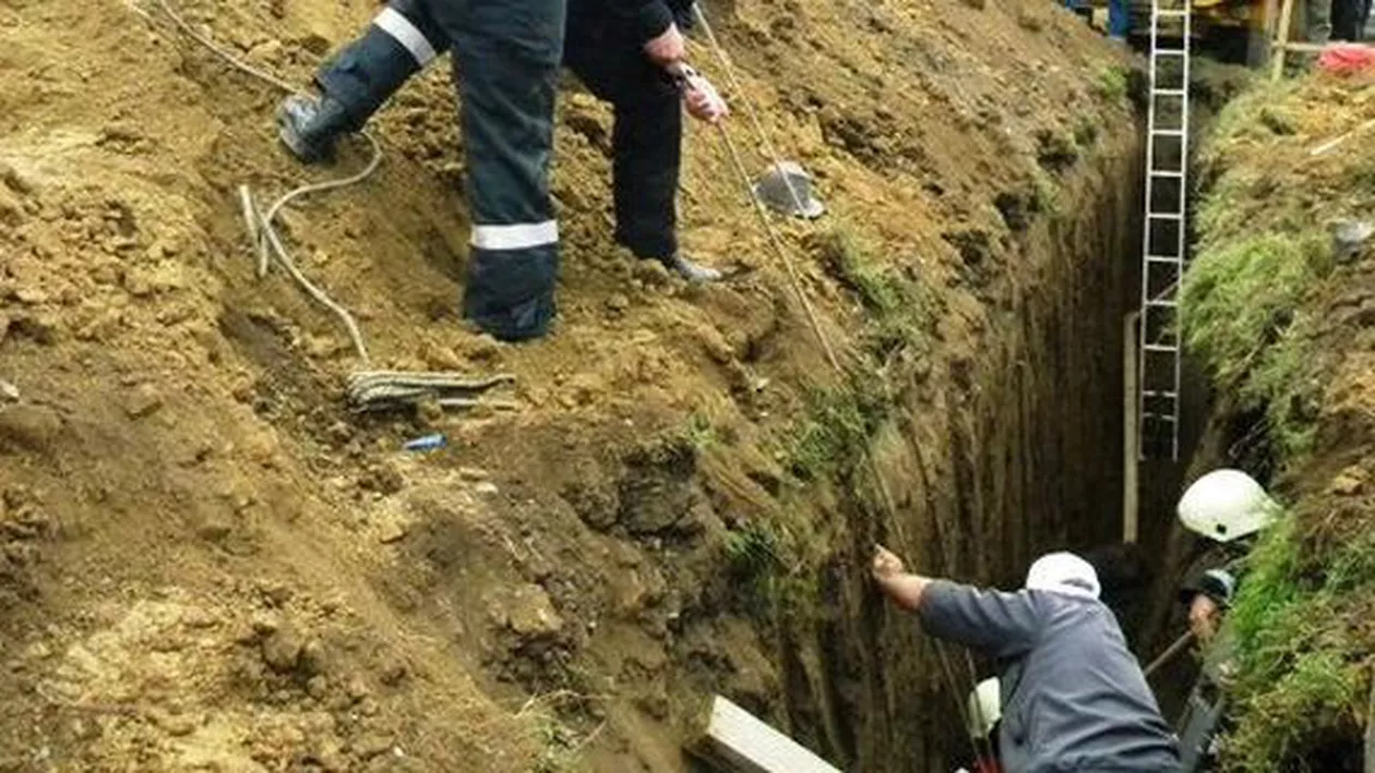 Doi muncitori au murit, după ce au fost prinşi sub un mal în Snagov (VIDEO)