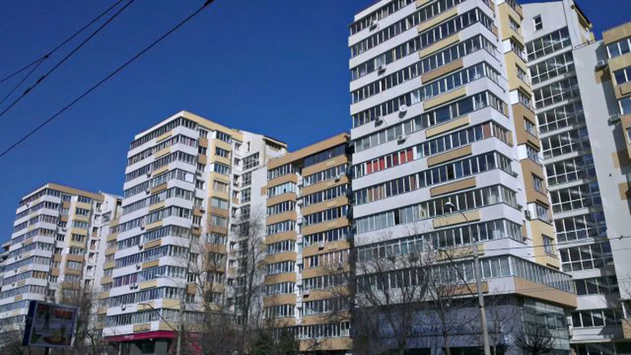 O femeie din Capitală s-a aruncat de la etajul opt, după ce și-a incendiat apartamentul