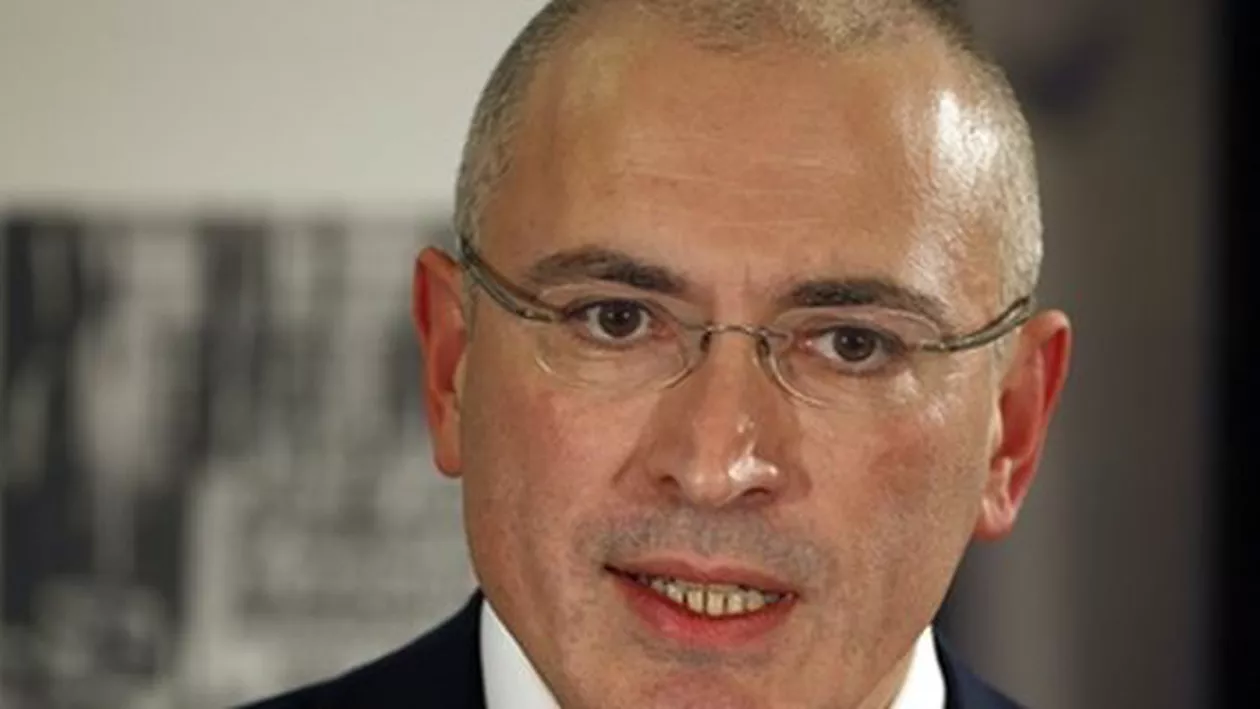 Rusia: Mihail Hodorkovsky, dat în urmărire generală. Magnatul este învinuit de comandarea asasinării primarului orașului Neftiyugansk