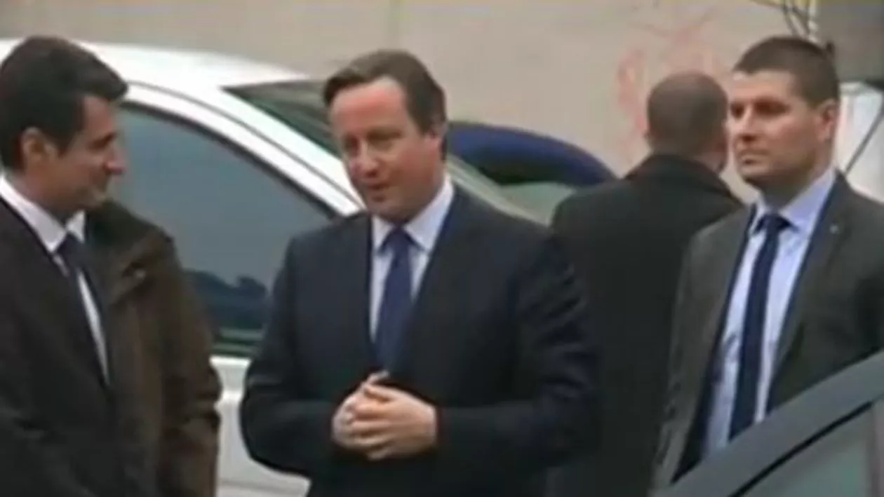 Premierul britanic David Cameron a mers la clubul Colectiv, unde a adus un omagiu victimelor incendiului (VIDEO)