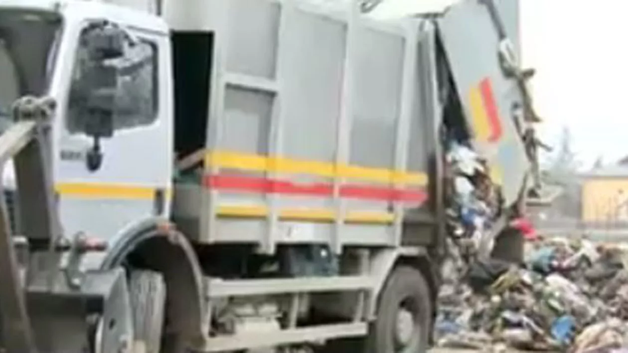 Botoșani: O stradă a cedat sub greutatea unei mașini de la salubritate