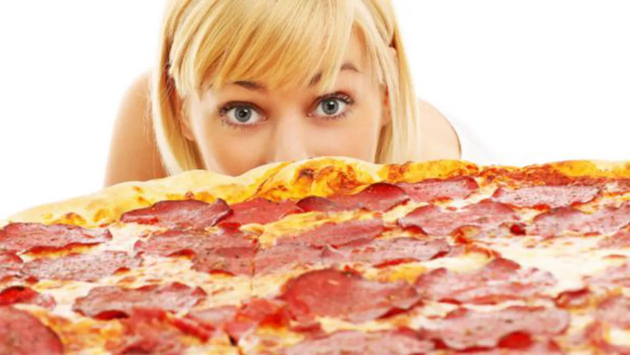 Imagini revoltătoare cu o femeie care-și vede indiferentă de drum, continuând să mănânce pizza, deși în spatele ei un pieton fusese lovit de un bărbat fără permis (VIDEO)