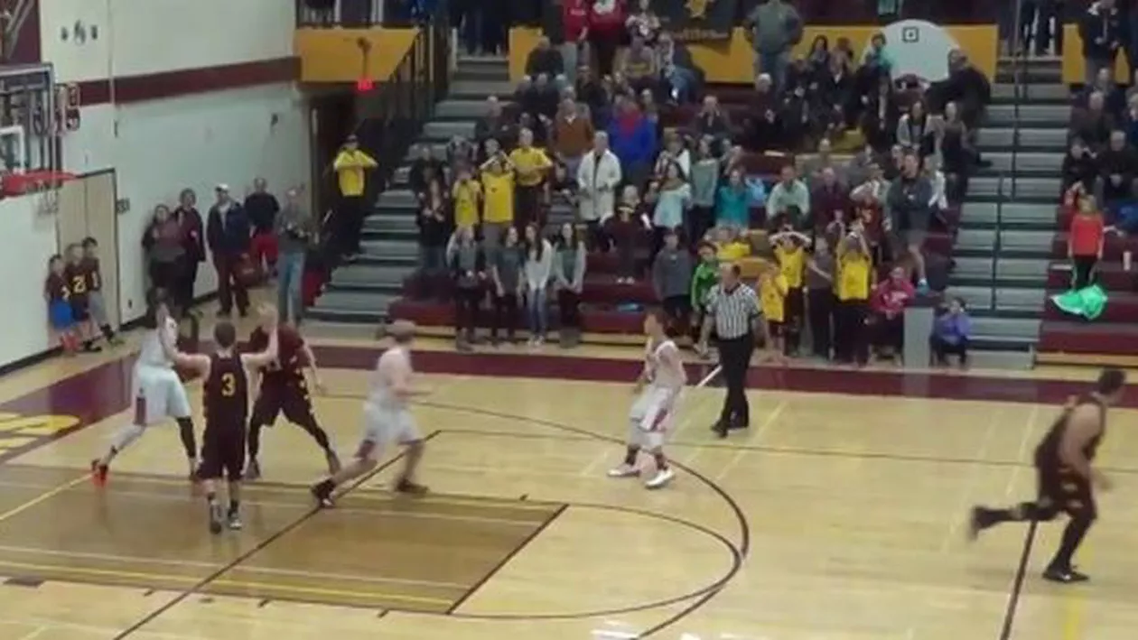 Sfârșit fenomenal la un meci de baschet din Minnesota. Un tânăr jucător a adus victoria echipei sale cu o aruncare din partea proprie a terenului, în ultima secundă a meciului (VIDEO)