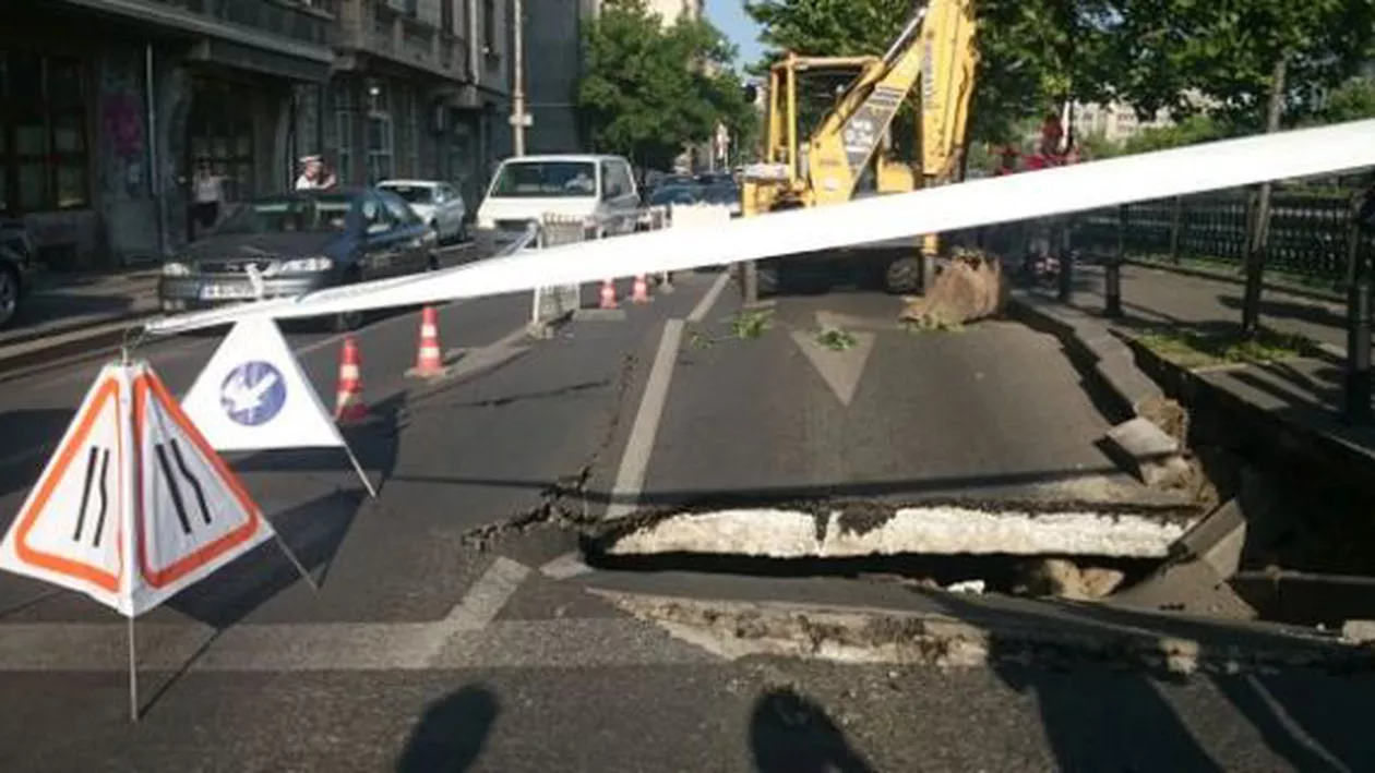 Carosabilul s-a surpat în intersecția bd. Eroilor - bd. Eroilor Sanitari, iar traficul a fost deviat