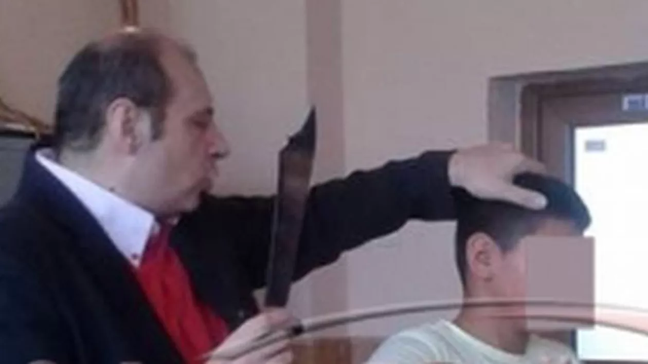 Nu e călău ISIS, e doar un iluzionist: Mâini tăiate şi săbii înfipte în gât într-un spectacol înspăimântător la o şcoală din Buzău (VIDEO)